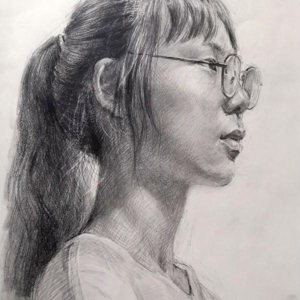 王逍-素描练习—戴眼镜的女青年头像
