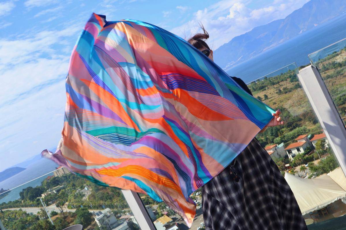 Mountains into Sea｜Silk Scarf｜艺术家真丝丝巾 - 杨婉 作品图8